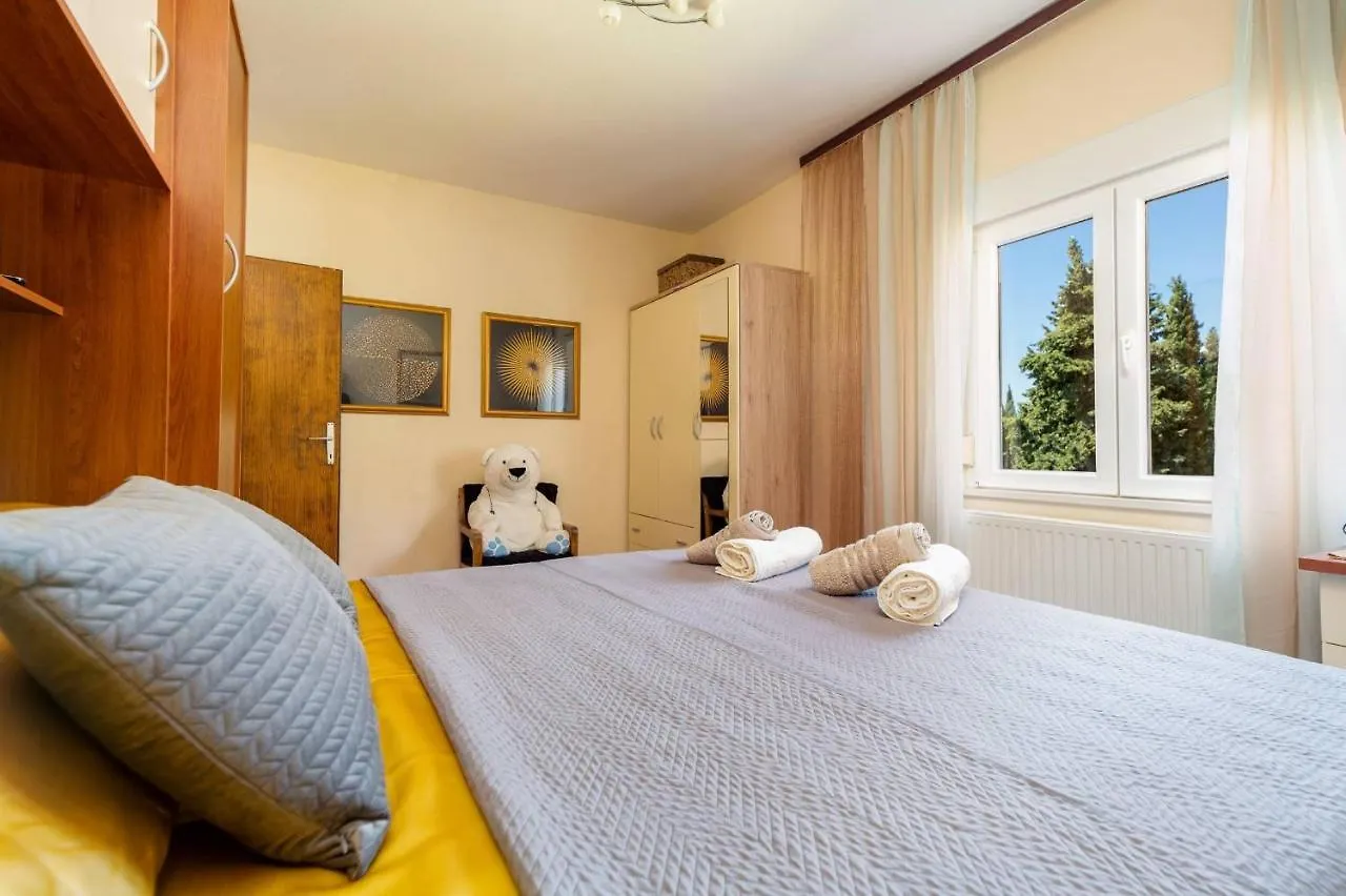 טרוגיר Apartment Lotus 0*,